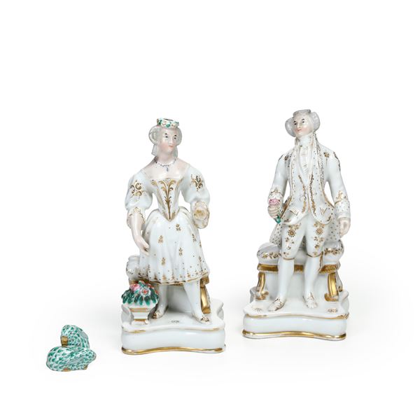 Due bottiglie modellate a dama e gentiluomo. Francia, XIX secolo.