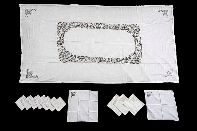Tovaglia con dodici tovaglioli.  - Auction The Art of the Table - Cambi Casa d'Aste