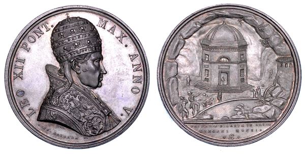 STATO PONTIFICIO. LEONE XII (Annibale Sermattei della Genga), 1823-1829. Medaglia annuale in argento A. V (1828). Erezione della cappella della Genga nelle grotte di Monte Genga.