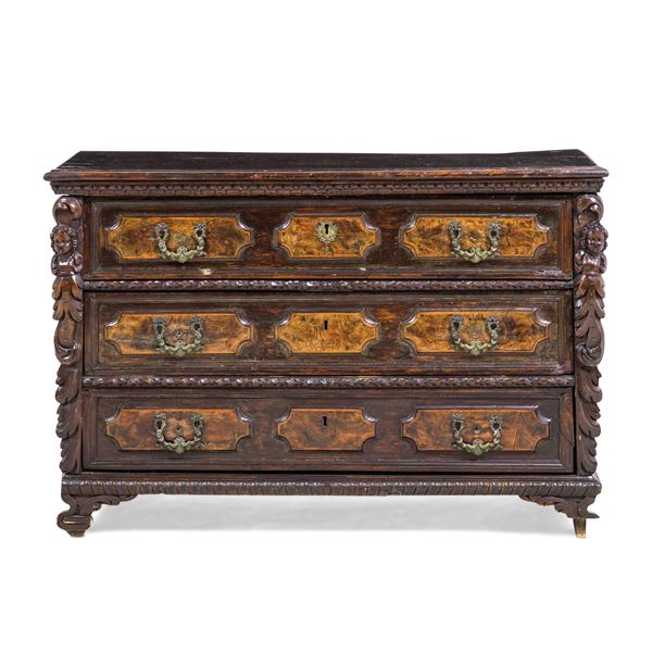 Cassettone in massello di noce. Bergamo, XVII secolo