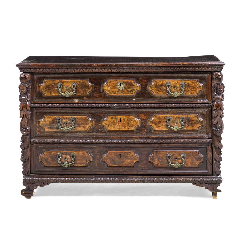 Cassettone in massello di noce. Bergamo, XVII secolo  - Auction Italian Mansions - Cambi Casa d'Aste