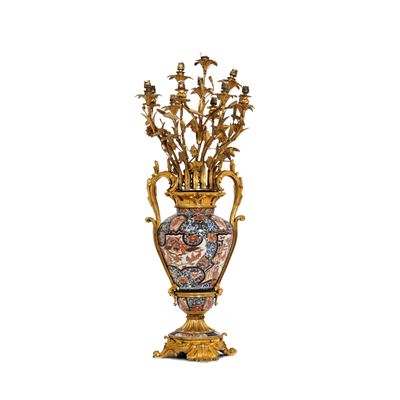 Grande candelabro a dodici luci, bronzo dorato con vaso in porcellana giapponese a decoro Imari, ...