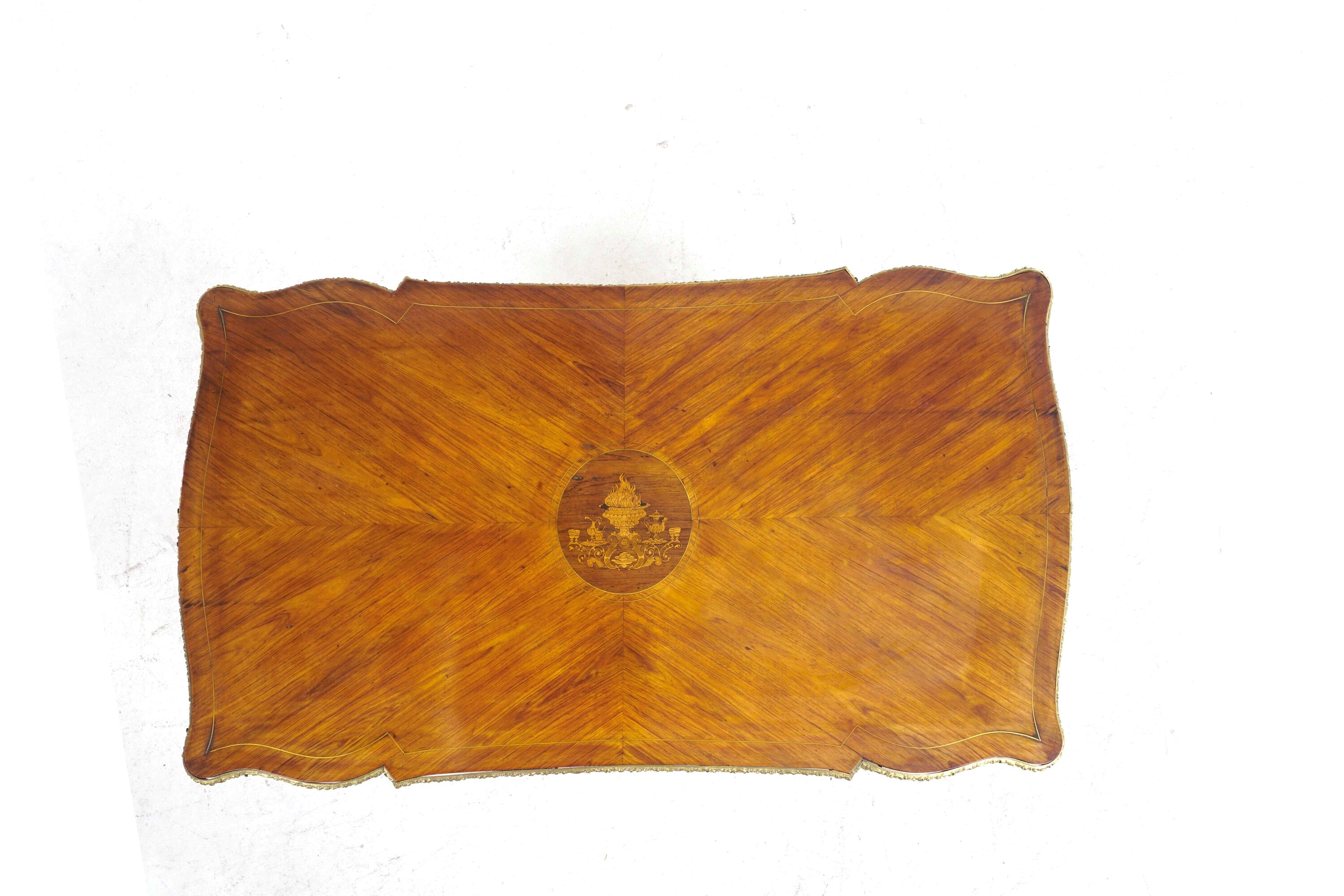 Due consoles di gusto Luigi XV, XX secolo, lastronate in bois de rose con applicazioni in bronzo ...