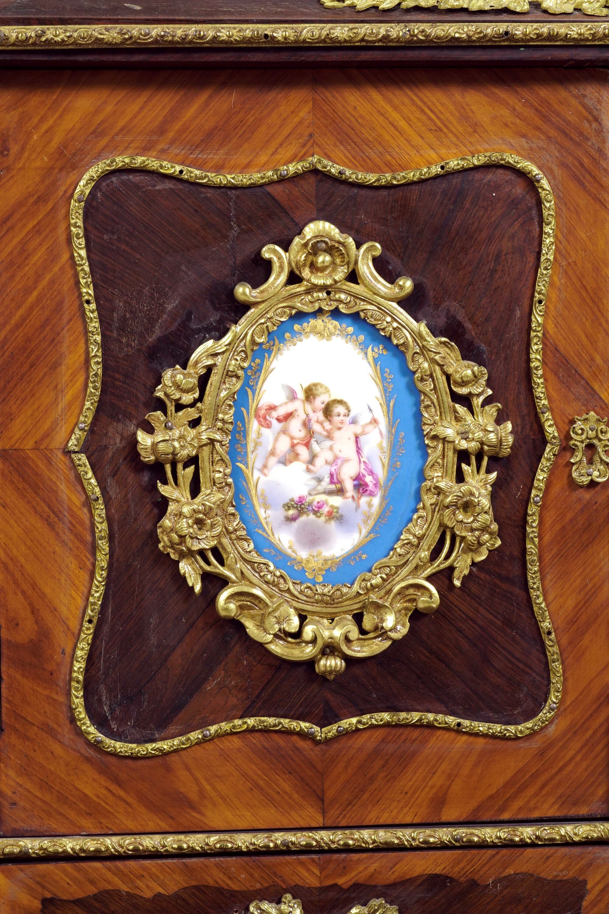 Bonheur du jour, lastronato in bois de rose e palissandro con placche in porcellana policroma
