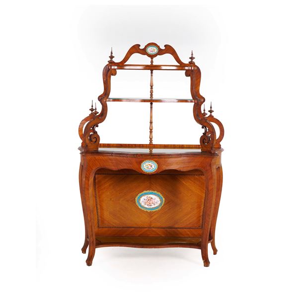 Console con étagere a più ripiani lastronata in bois de rose e ornata con placche ovali in porcellana di Sèvres a motivi di fiori policromi e putti su fondo blu e oro, Francia, XIX-XX secolo