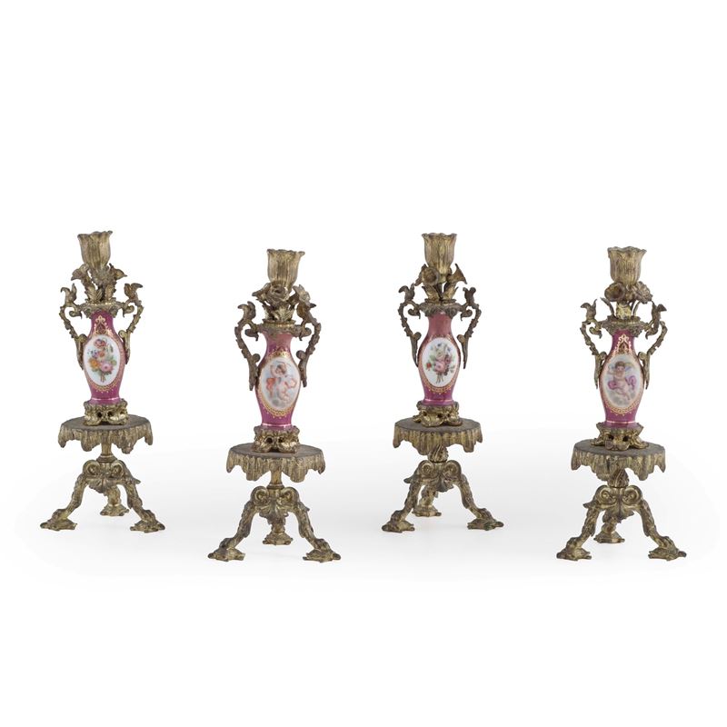 Quattro candelieri con fusto in porcellana, XIX secolo.  - Auction Antiques - Cambi Casa d'Aste