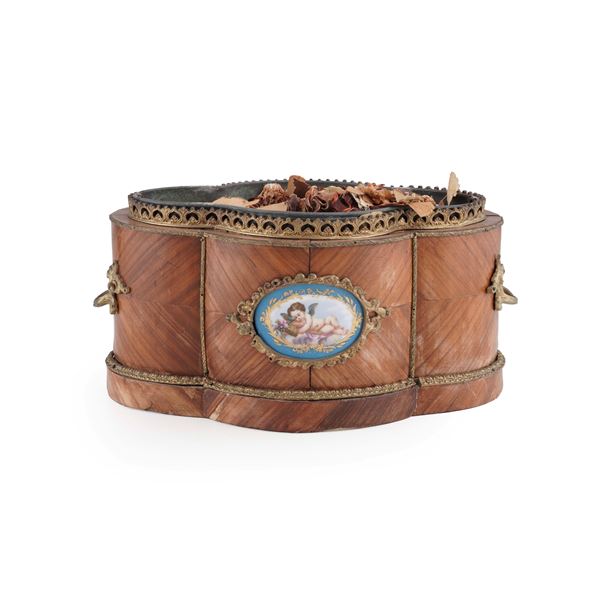 Fioriera sagomata lastronata in bois de rose decorata con placche ovali in porcellana policroma di Sèvres, Francia, 1860-70 circa