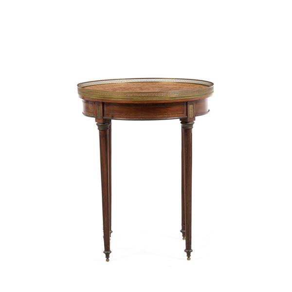 Tavolo in stile Luigi XVI in legno chiaro con filettature in ottone