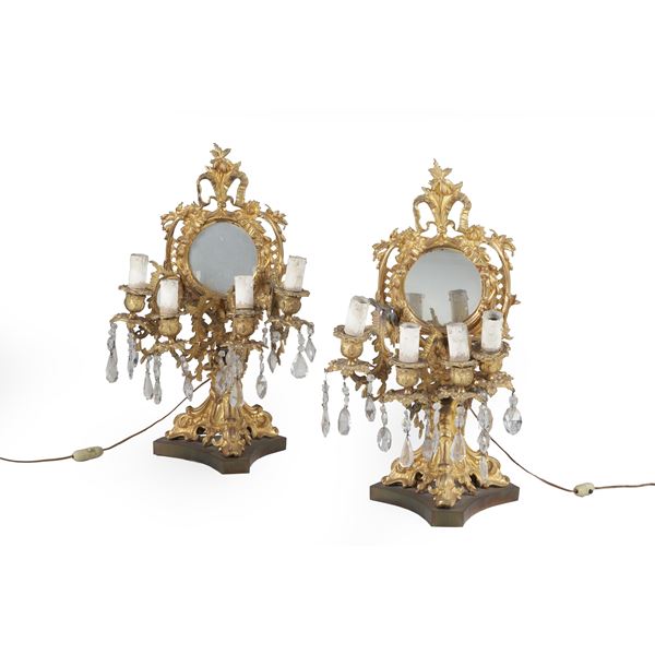 Coppia di candelabri a quattro luci in bronzo dorato e cristalli, Francia XIX secolo