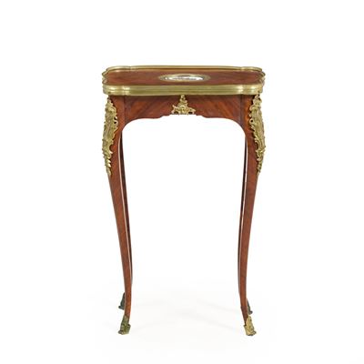 Piccolo Tavolino a Gambe Alte in Stile Luigi XV Lastronato in Bois De Rose. Francia, XIX-XX Secol...