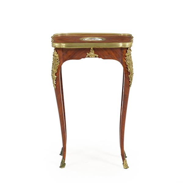Piccolo tavolino a gambe alte in stile Luigi XV lastronato in bois de rose. Francia, XIX-XX secolo