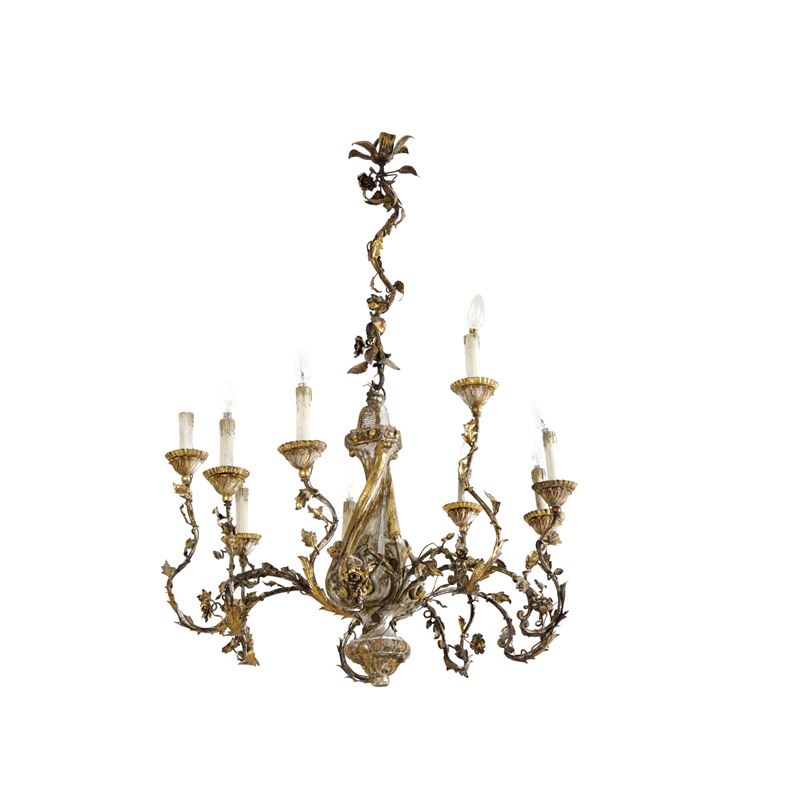 Lampadario di gusto settecentesco con fusto in legno intagliato e dorato e dieci bracci portaluce in ferro battuto  - Auction Antiques - Cambi Casa d'Aste