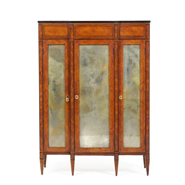 Piccola libreria a tre sportelli in stile Luigi XVI lastronata in bois de rose e filettata