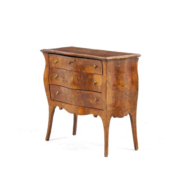 Piccolo comò a tre cassetti in stile Luigi XV lastronato in radica