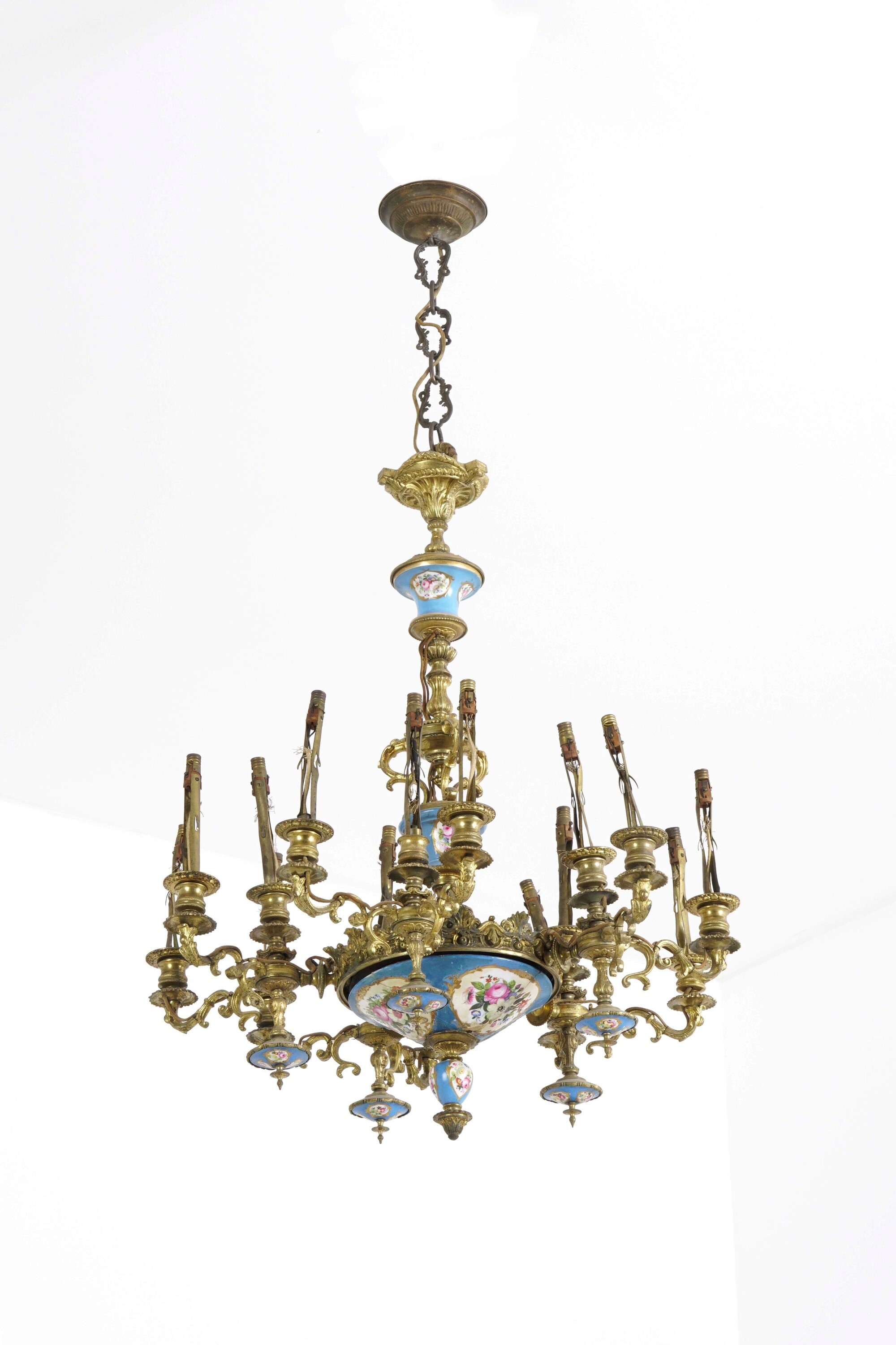 Lampadario a quindici luci in porcellana di Sèvres policroma e bronzo dorato, Francia 1860 circa