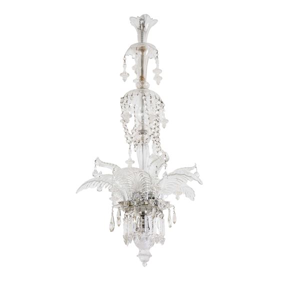 Lampadario in cristallo con prismi pendenti e foglie incise
