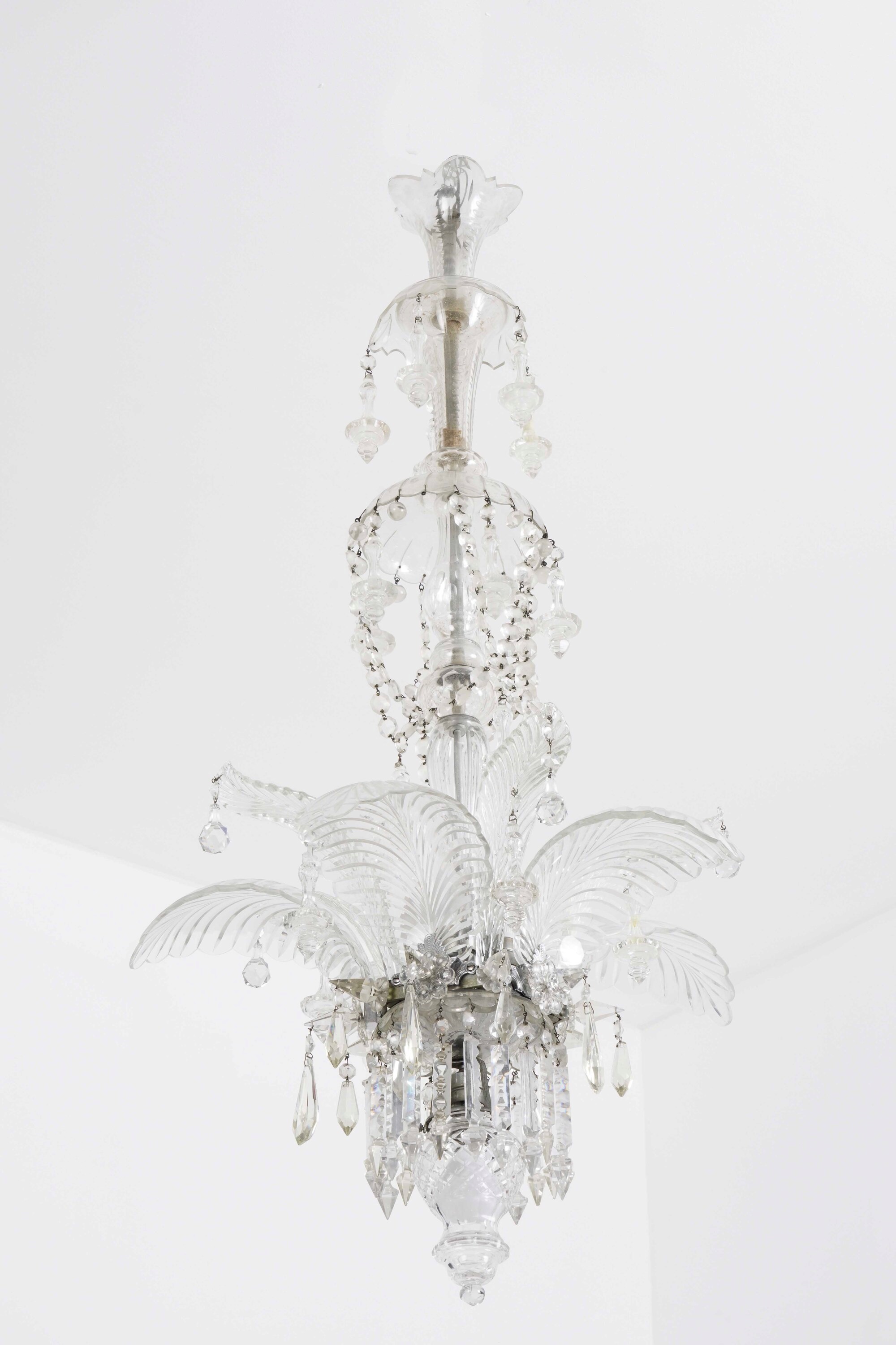 Lampadario in Cristallo con Prismi Pendenti e Foglie Incise