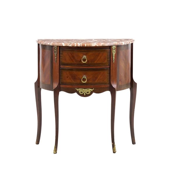 Piccolo comò a mezzaluna in stile francese lastronato in mogano e legni vari con piano in marmo, In stile