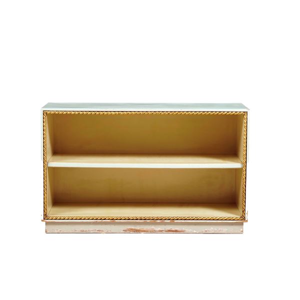 Piccola libreria in legno laccato con profilo a nastro dorato