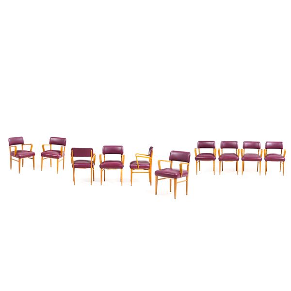 Lotto di 10 poltrone in legno chiaro e seduta imbottita in pelle viola. XX secolo