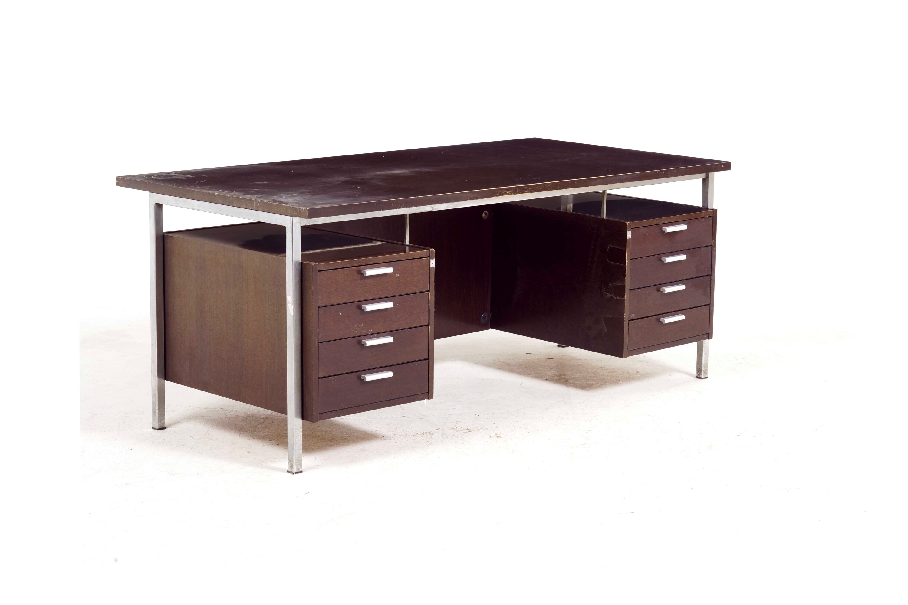Scrivania in Legno e Metallo a 8 Cassetti e Piccolo Etagere in Legno e Metallo. Anonima Castelli
