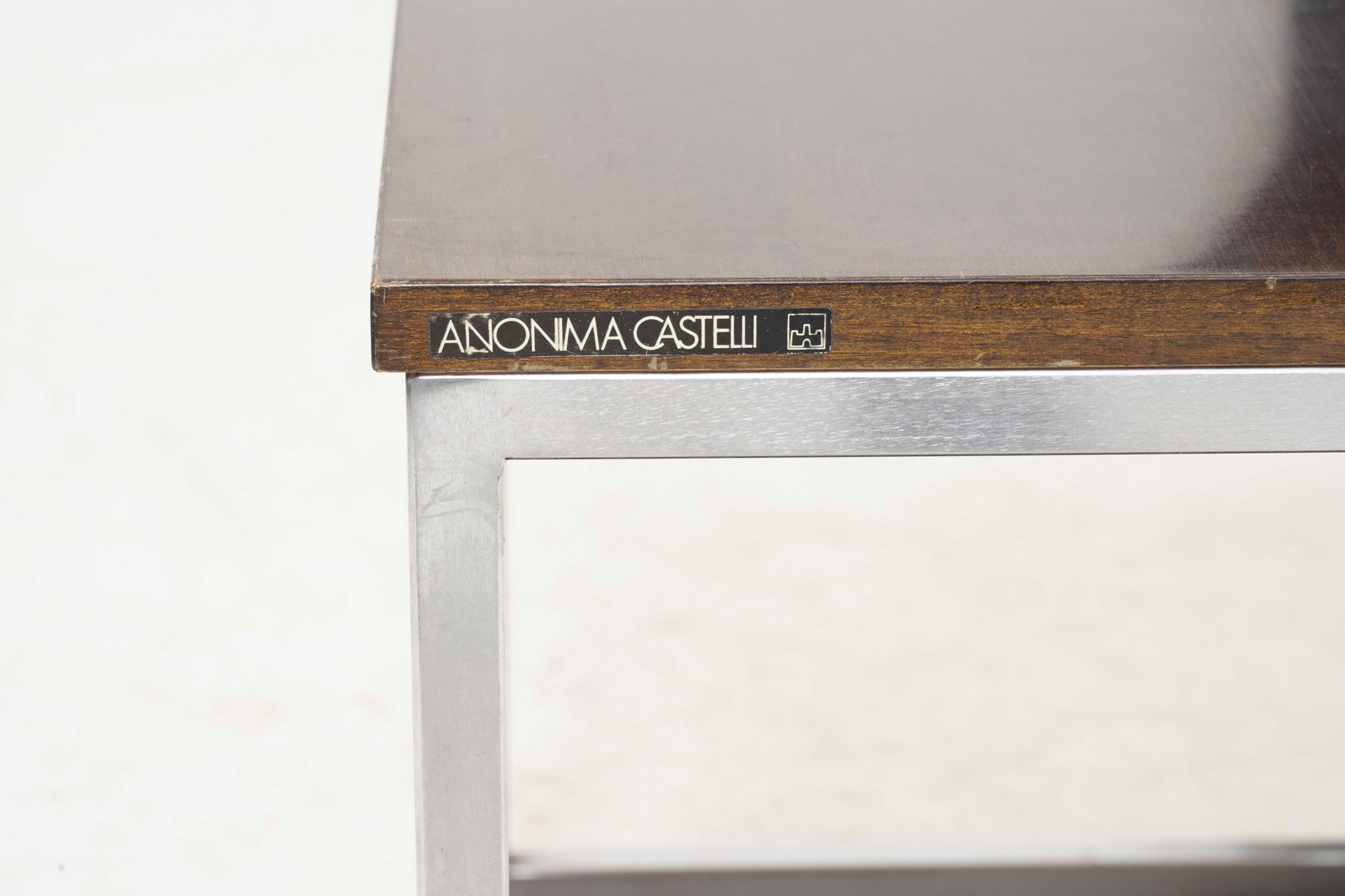 Scrivania in Legno e Metallo a 8 Cassetti e Piccolo Etagere in Legno e Metallo. Anonima Castelli