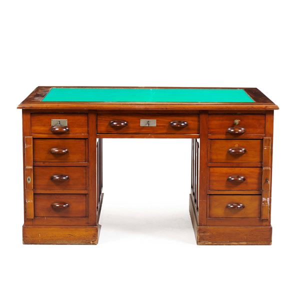 Scrivania in legno a 9 cassetti. XX secolo