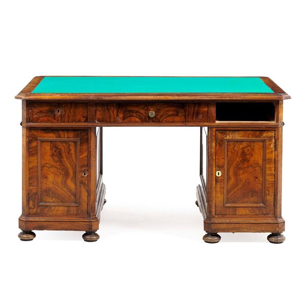 Scrivania in radica. XX secolo