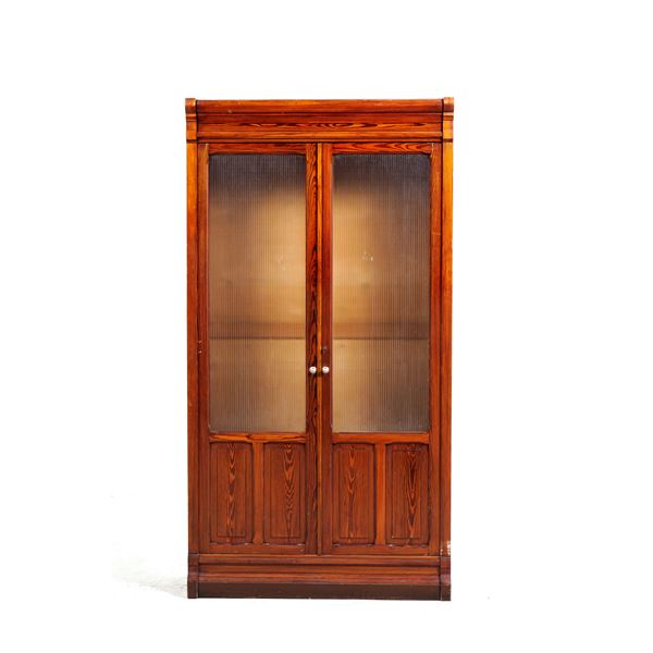 Armadio in legno due ante a vetri. XX secolo