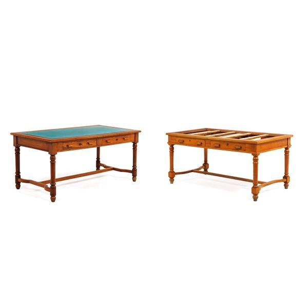 Coppia di tavoli in legno chiaro a due cassetti. XX secolo