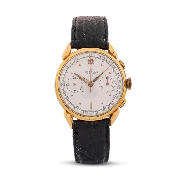 Cronografo in oro giallo 18k con tasti rettangolari e anse Cornes de Vache, quadrante argentè con contatori al tre e al nove, carica manuale, 38 mm