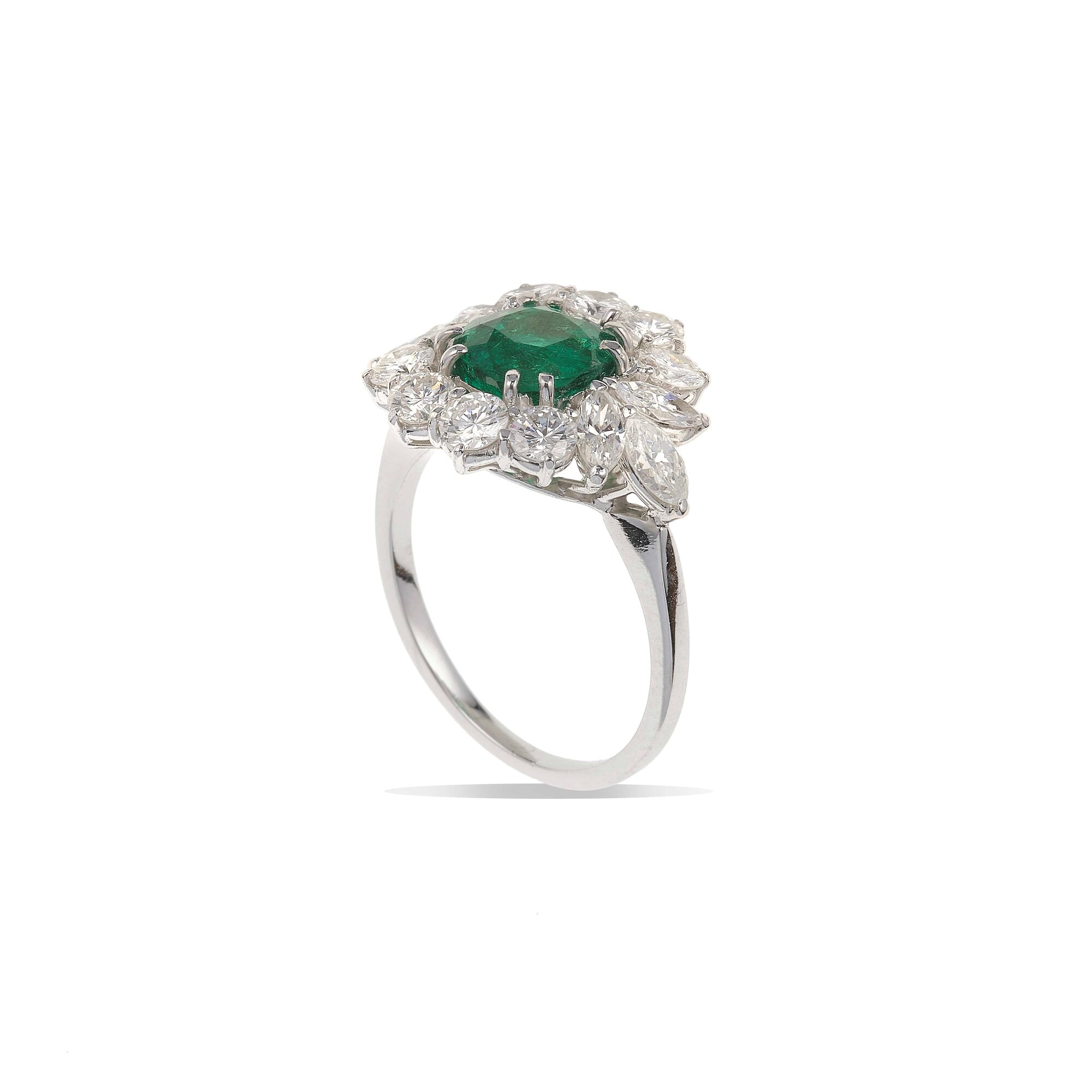 Anello con Smeraldo di Ct 1.92 e Diamanti per Ct 2.00 Circa