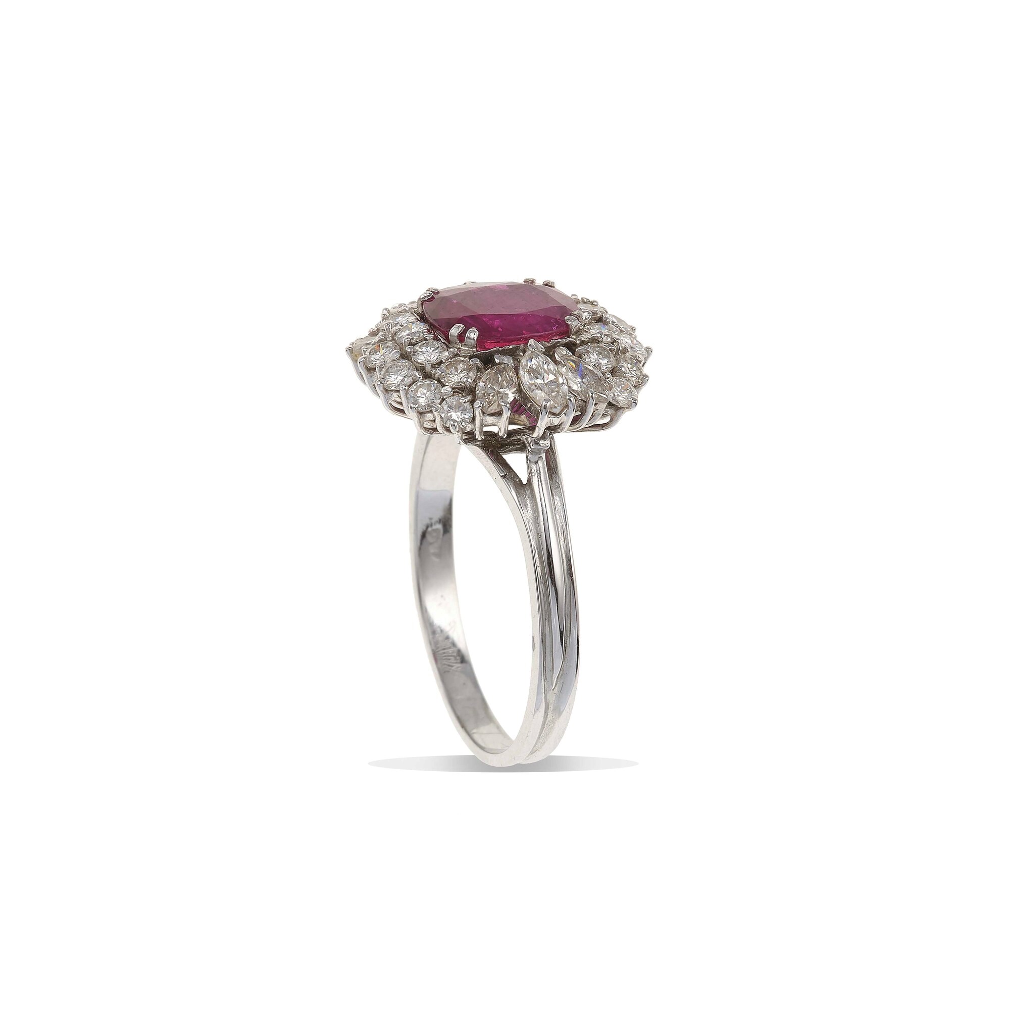 Anello con Rubino Thailandia di Ct 2.00 Circa e Diamanti a Contorno