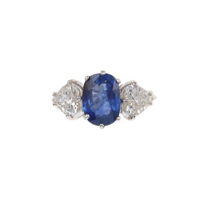 Anello con Zaffiro di Ct 2.80 Circa e Due Diamanti Taglio Cuore per Ct 1.30 Circa