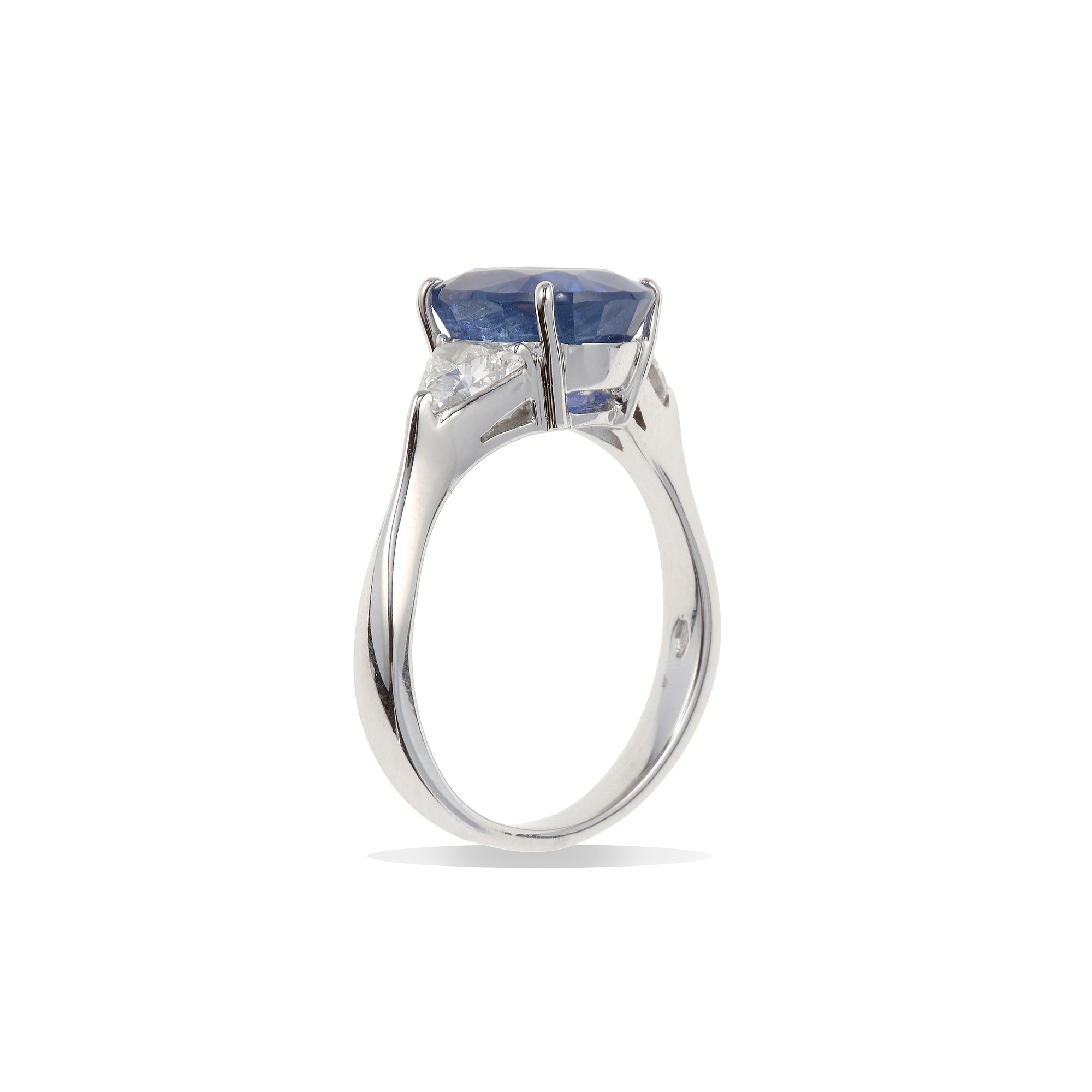Anello con zaffiro dello Sri Lanka, ct 5.80, montatura in oro bianco 750/1000 con diamanti
