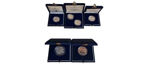 Italia 1986-1998: 6 monete d’argento Fondo Specchio, celebrative dei Campionati mondiali di calcio, alloggiate in 5 cofanetti originali.