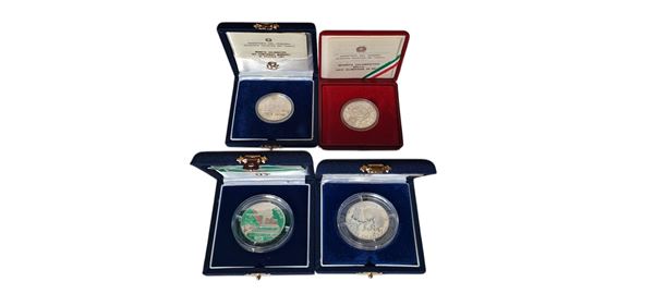 Italia 1987-1996: 4 monete d’argento Fondo Specchio, celebrative del Campionato mondiale di Atletica e di 3 Giochi Olimpici, alloggiate in altrettanti cofanetti originali. 