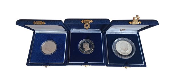 Italia 1985-1996: 3 monete d’argento Fondo Specchio, celebrative della Presidenza Italiana della Comunità Europea, alloggiate in altrettanti cofanetti originali. 
