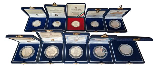 Italia 1986-1997: 10 monete d’argento Fondo Specchio, celebrative di eventi vari, alloggiate in altrettanti cofanetti originali. 