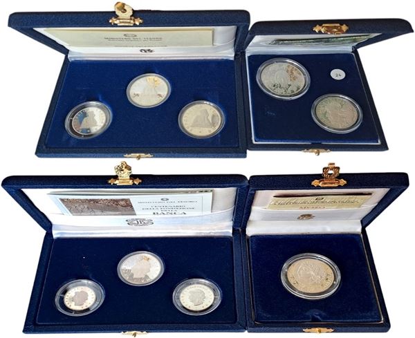 Italia 1988-1999: 9 monete d’argento Fondo Specchio celebrative di tematiche varie, alloggiate in 4 cofanetti originali. 