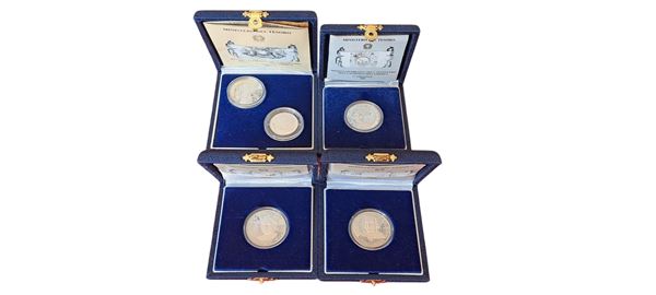 Italia 1989-1992: 5 monete d’argento Fondo Specchio celebrative dedicate a Cristoforo Colombo, raccolte in 4 cofanetti originali. 