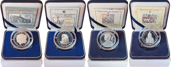Italia 1991-1994: 4 monete d’argento Fondo Specchio celebrative di tematiche varie, alloggiate in altrettanti cofanetti originali. 