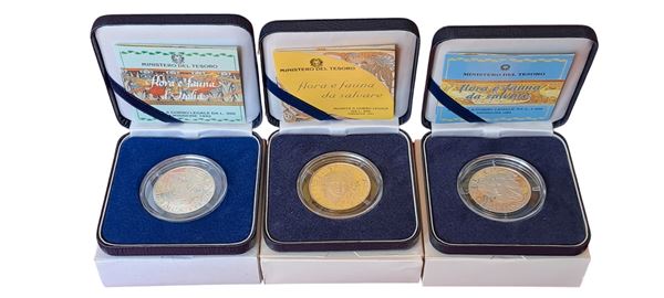 Italia 1992-1994: 3 monete d’argento Fondo Specchio  celebrative dedicate alla Flora e Fauna da salvare, alloggiate in altrettanti cofanetti originali. 