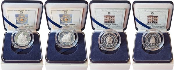 Italia 1993: 2 monete d’argento Fondo Specchio  celebrative dedicate al 650°  Anniversario dell’Istituzione dell’Università di Pisa, alloggiate in altrettanti cofanetti originali. 