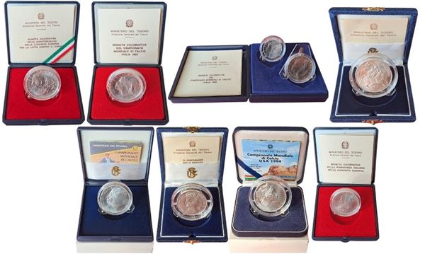 Italia 1989-1998: 9 monete d’argento Fior di Conio celebrative di eventi vari, alloggiate in 8 cofanetti originali.
