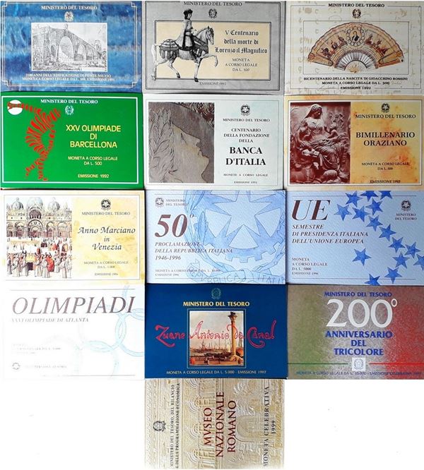 Italia 1991-1999: 13 monete d’argento FdC celebrative di eventi e commemorazioni varie, alloggiate in altrettanti folder ufficiali. 