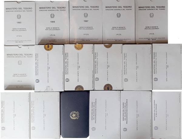 Italia 1985-2001: lotto di 17 divisionali Fondo Specchio ufficiali con 34 monete d’argento. 