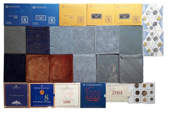 Italia 1970 - 2001: lotto di 25 divisionali FdC ufficiali e non con 41 monete d’argento (g. 483,40) ed una medaglia. 
