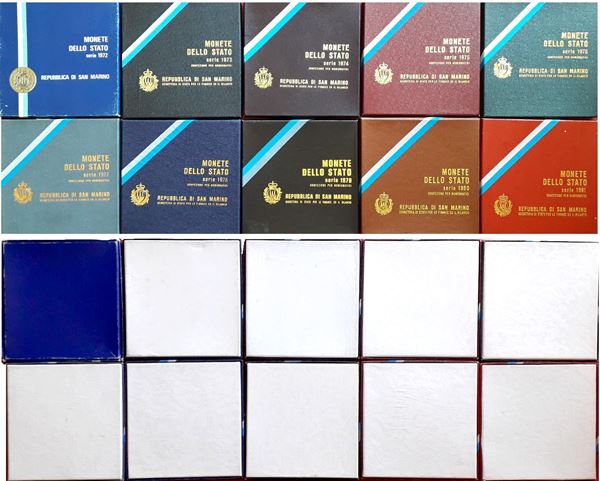 San Marino 1972-1981: lotto di 10 divisionali in Lire FdC ufficiali, contenenti altrettante monete d’argento. 