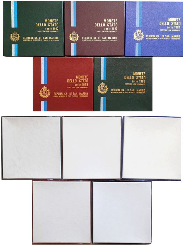 San Marino 1982-1986: lotto di 5 divisionali in Lire FdC ufficiali, complete di 9 monete ciascuna. 